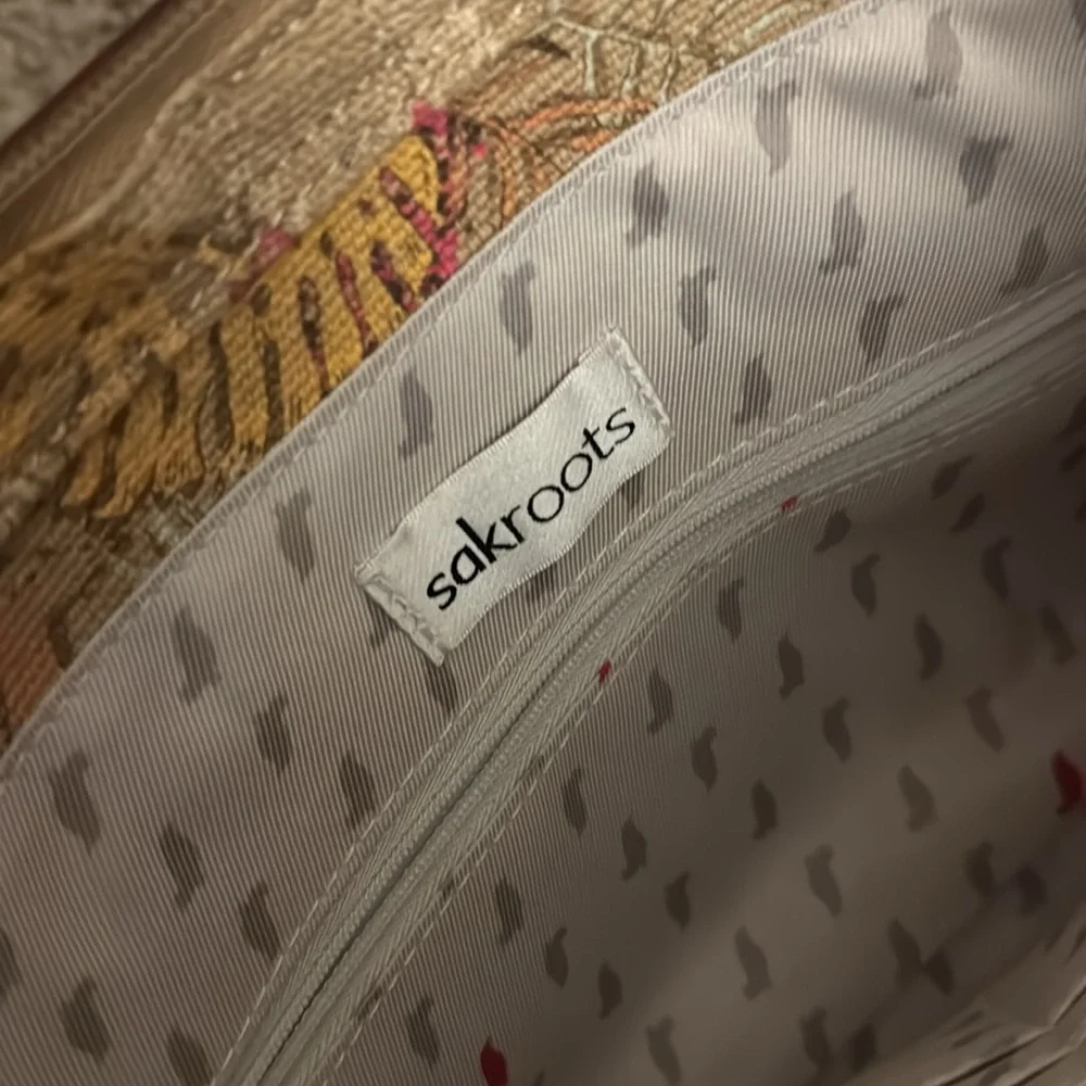Like New SakRoots trendy fashionable shoulder bag gold thread & 21” strap - Picture 7 of 10
